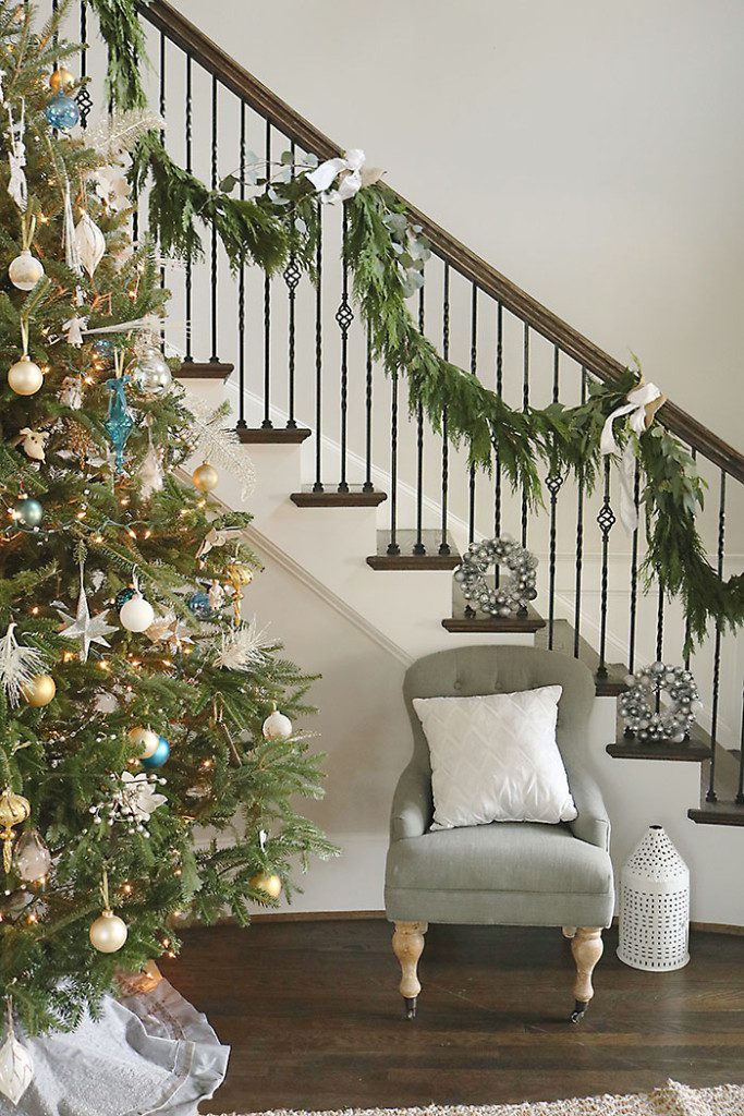 christmas-garland-swag-stairs