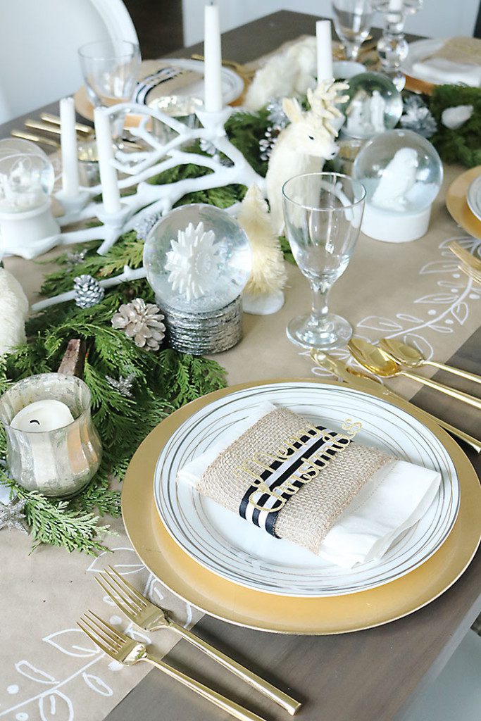christmas-table-decorations-with-kraft-paper-runner