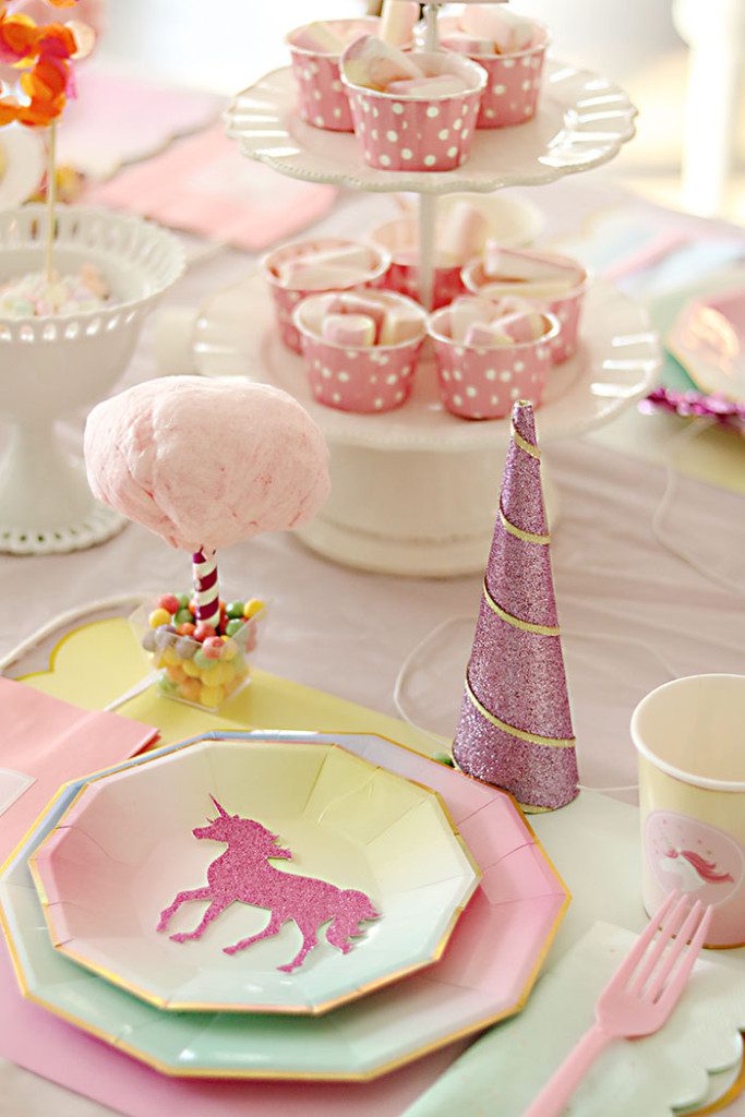 unicorn-birthday-party-table-setting-cotton-candy