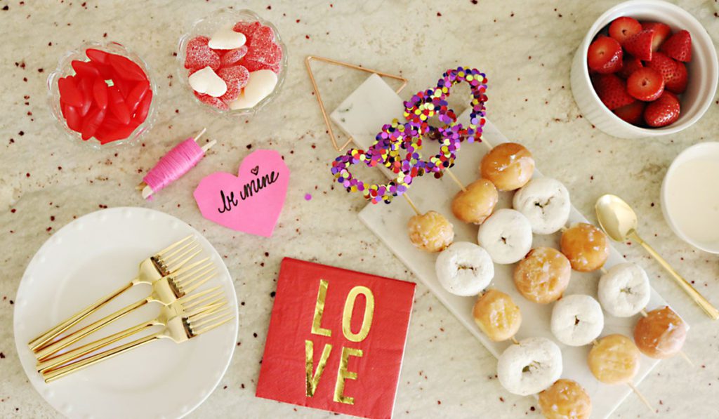 valentine-party-donut-love-napkin-feature