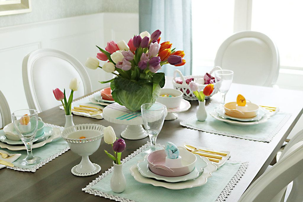 Easter-table-with-tulip-centerpiece