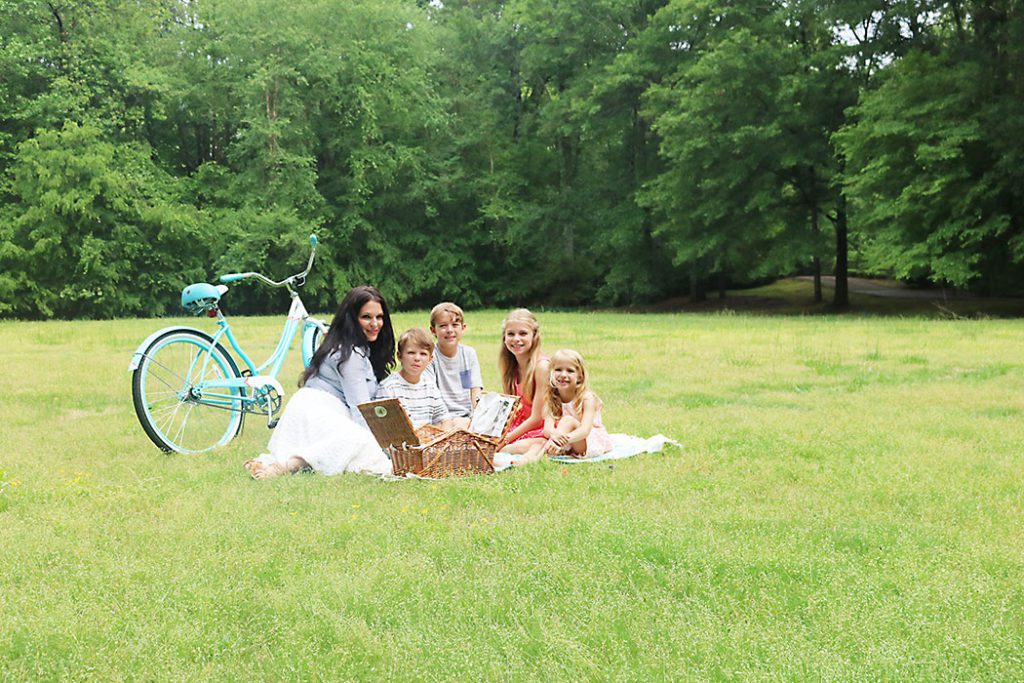 mother's-day-family-picture, mothers-day-picnic-family, picnic idea, quick picnic idea, picnic for kids, photography family picnic, mother's day, mom, picnic food ideas, picnic outfit for mom and family