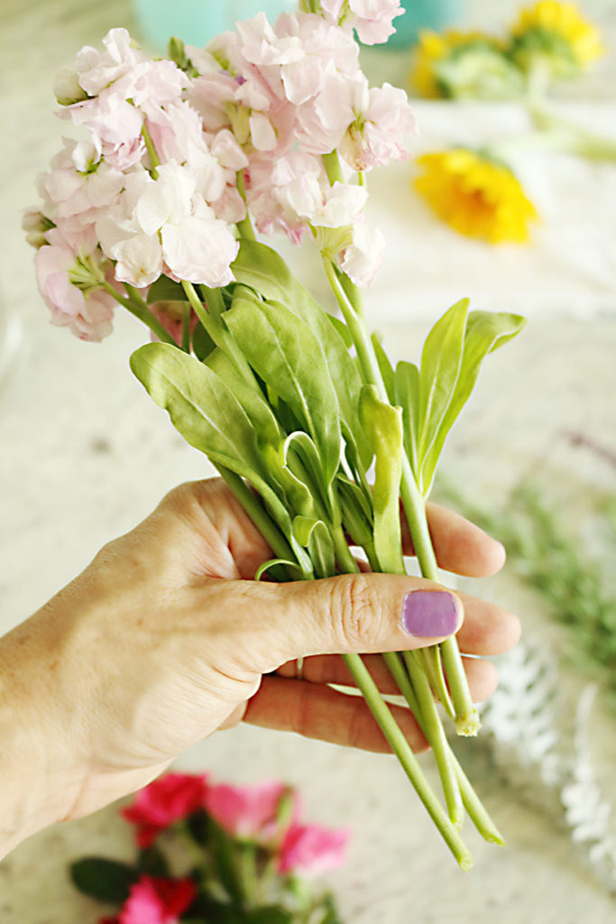 5-minute-flower-arrangment-smaller-flowers