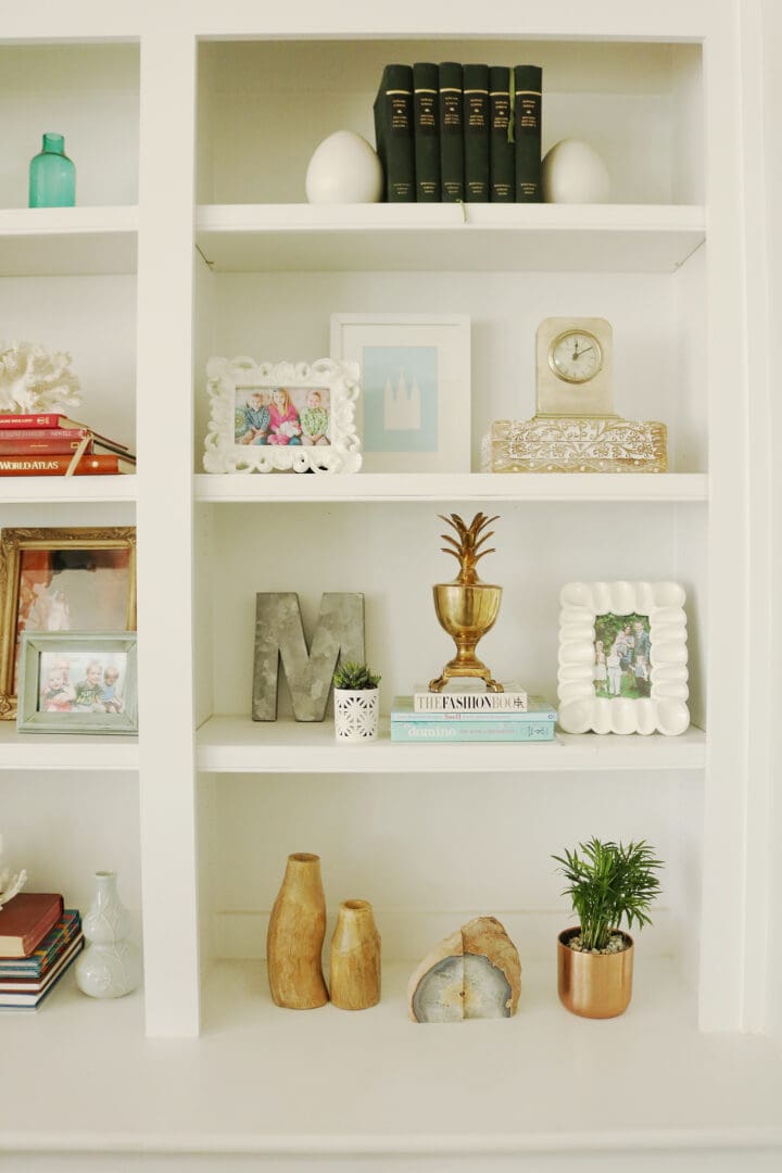 4 Tips for Refreshening Your Bookshelf || Darling Darleen #bookshelfstyling #bookshelfshelfie #darlingdarleen