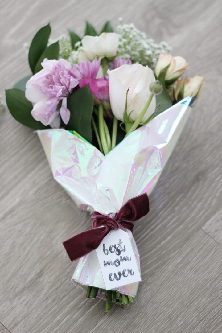 Make these beautiful Mother's Day mini flower bouquets along with our FREE Mother's Day gift tag printables as an easy way to send a message of love. || Darling Darleen 