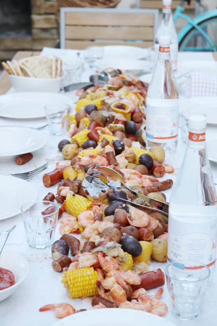 How to Throw a Low Country Boil || Darling Darleen #lowcountryboil #seafoodboil #darlingdarleen #darleenmeier