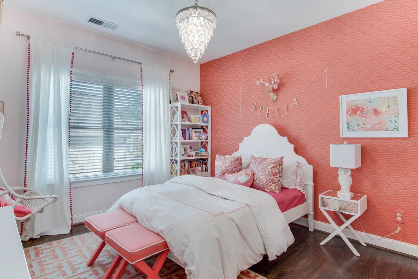 My Georgia Home Tour via Darling Darleen Girl's Tween Bedroom pink and coral with wallpaper || www.darlingdarleen.com || #darlingdarleen #darleenmeier # southernliving 