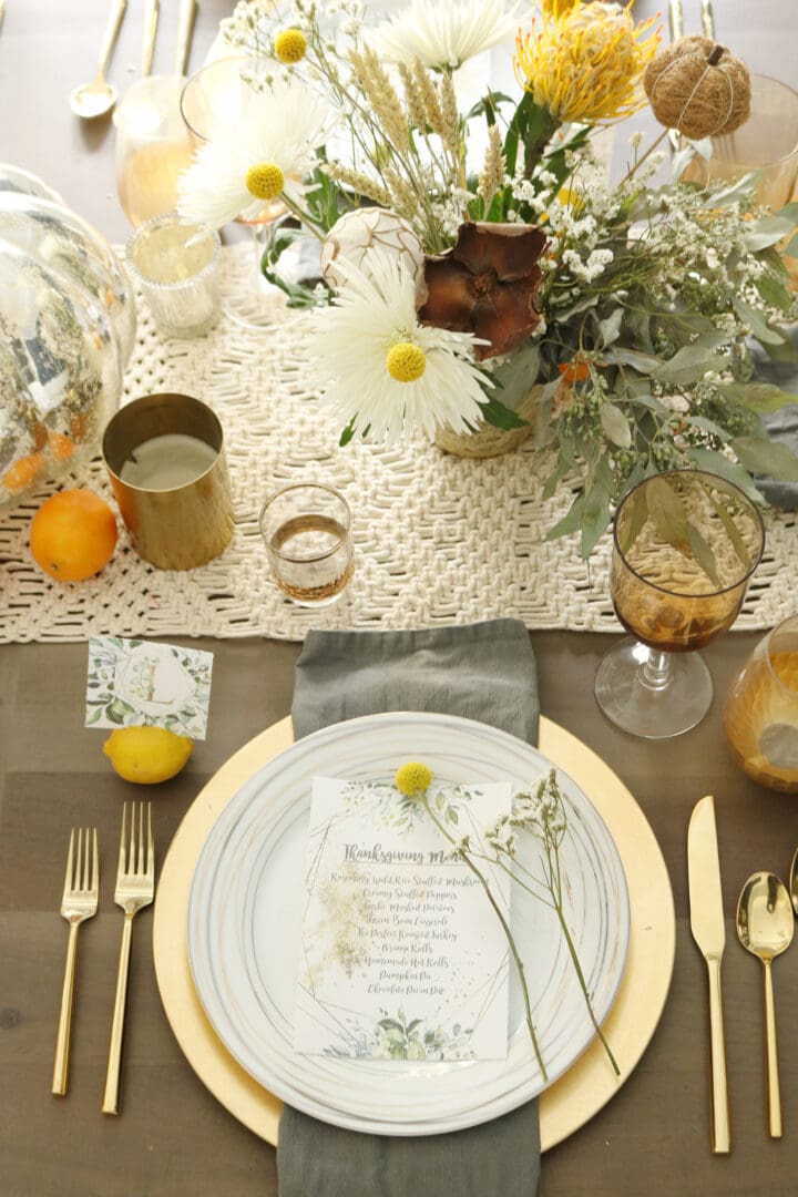 The perfect chic thanksgiving table and FREE menu and placement card printables.  This table is natural setting with elegant touches || Darling Darleen #darlingdarleen #thanksgiving #thanksgivingtable