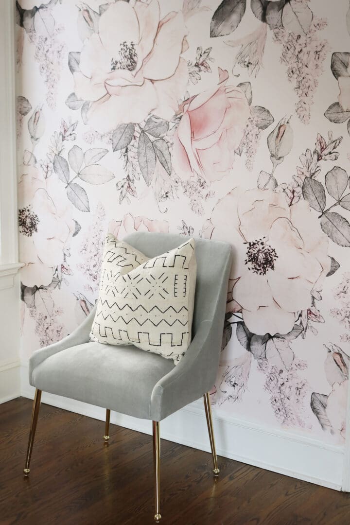 Traditional wallpaper vs. removable wallpaper and comparing the pros and cons of the two!  We are giving the our honest opinion and a few tips when using regular wallpaper or peel and stick wallpaper. || Darling Darleen Top Lifestyle CT Blogger #darlingdarleen #darleenmeier
