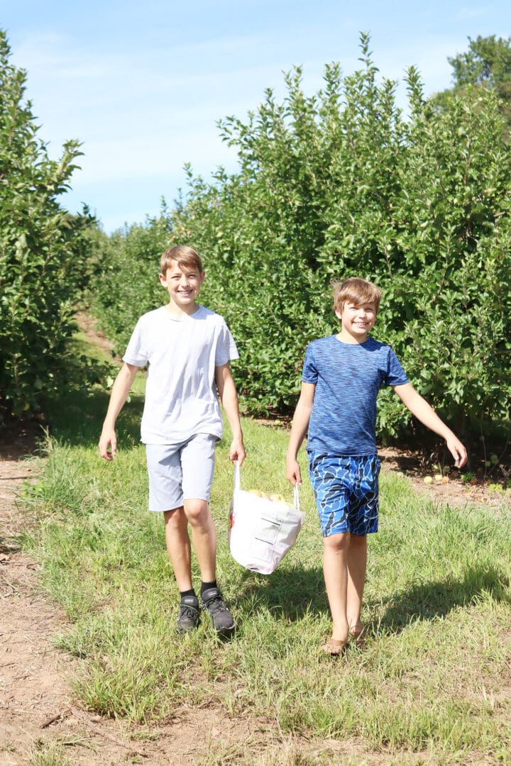 Apple Picking Season--What to wear and what apples to pick whether you are baking, cooking, canning or just eating. || DarlingDarleen.com Top CT Lifestyle Blogger