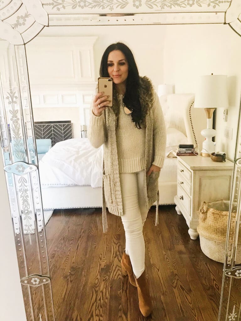4 Casual Thanksgiving outfits to wear on Turkey Day!  Keep it casual, simple and most importantly comfortable.  Most of these items can be found in your own closet!  Darling Darleen Top CT Lifestyle Blogger #thanksgivingoutfit #darlingdarleen