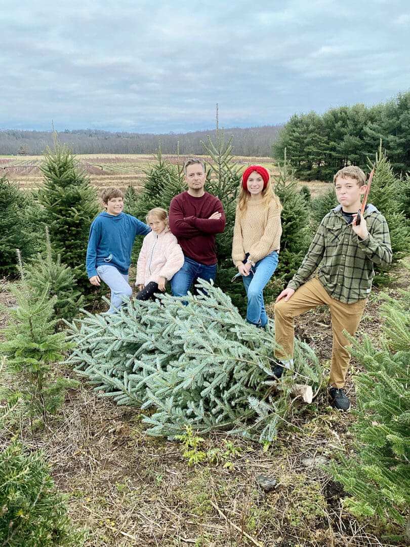 Our annual family tradition brings us to the Christmas Tree farm to find the perfect Christmas tree to cut down and bring home to decorate! Cutting down Christmas Tree.  Christmas tree cutting outfits || Darling Darleen Top Lifestyle Blogger 