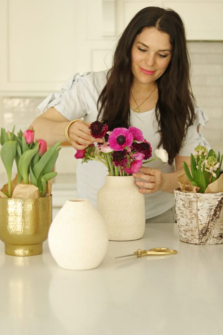 Indoor Styling with Spring Flowers with indoor pots the spring flowers, potted tulips, bring spring flowers indoors || Darling Darleen Top Lifestyle CT Bloggers #springflowers #pottedflowers