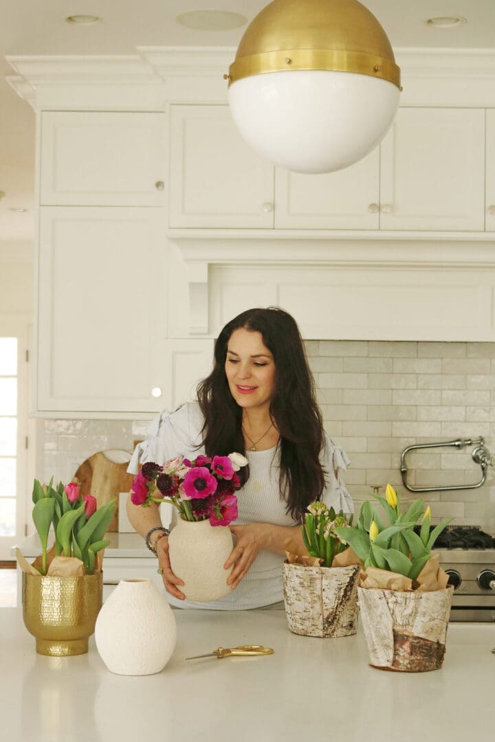 Indoor Styling with Spring Flowers with indoor pots the spring flowers, potted tulips, bring spring flowers indoors, spring bulbs flowers || Darling Darleen Top Lifestyle CT Bloggers #springflowers #pottedflowers