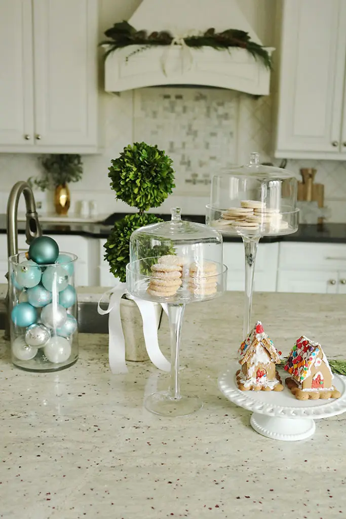 christmas-decorations-with-cookies