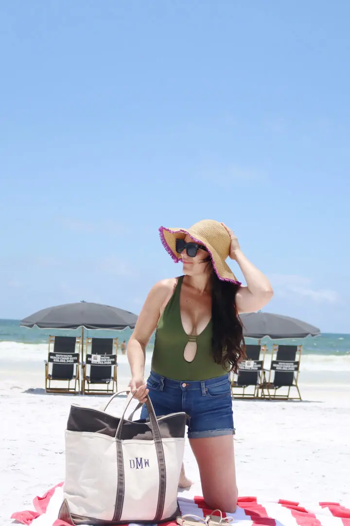 10 Beach Bag Essentials || Darling Darleen #beachbagessentials #beachbag #darlingdarleen #darleenmeier