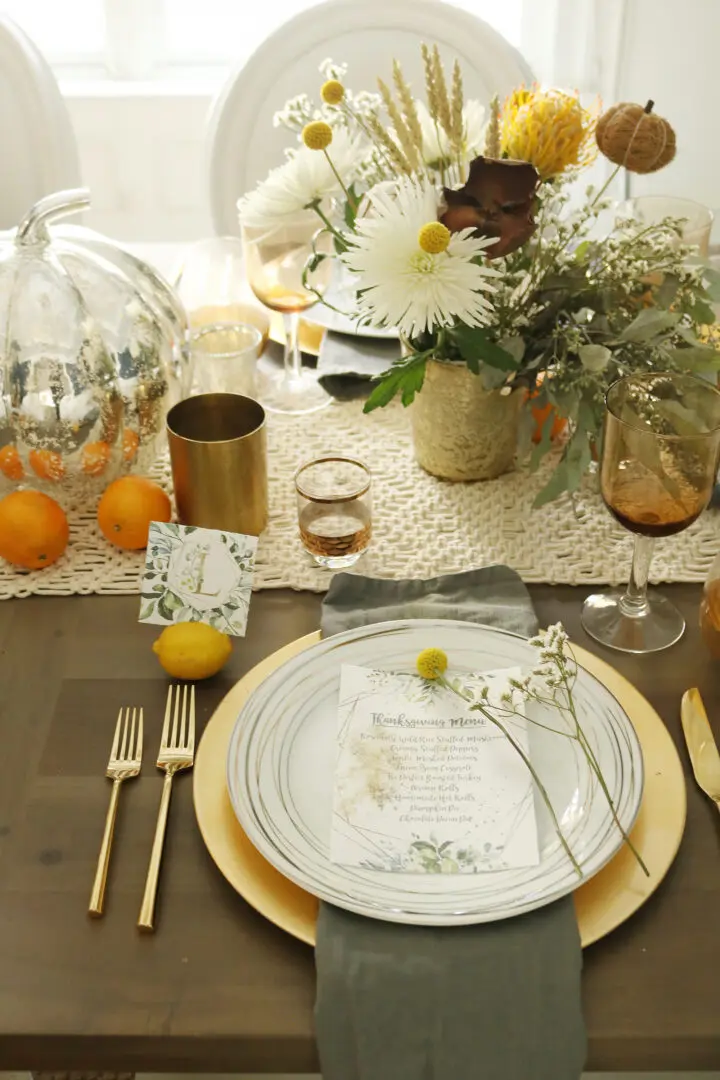The perfect chic thanksgiving table and FREE menu and placement card printables. This table is natural setting with elegant touches || Darling Darleen #darlingdarleen #thanksgiving #thanksgivingtable