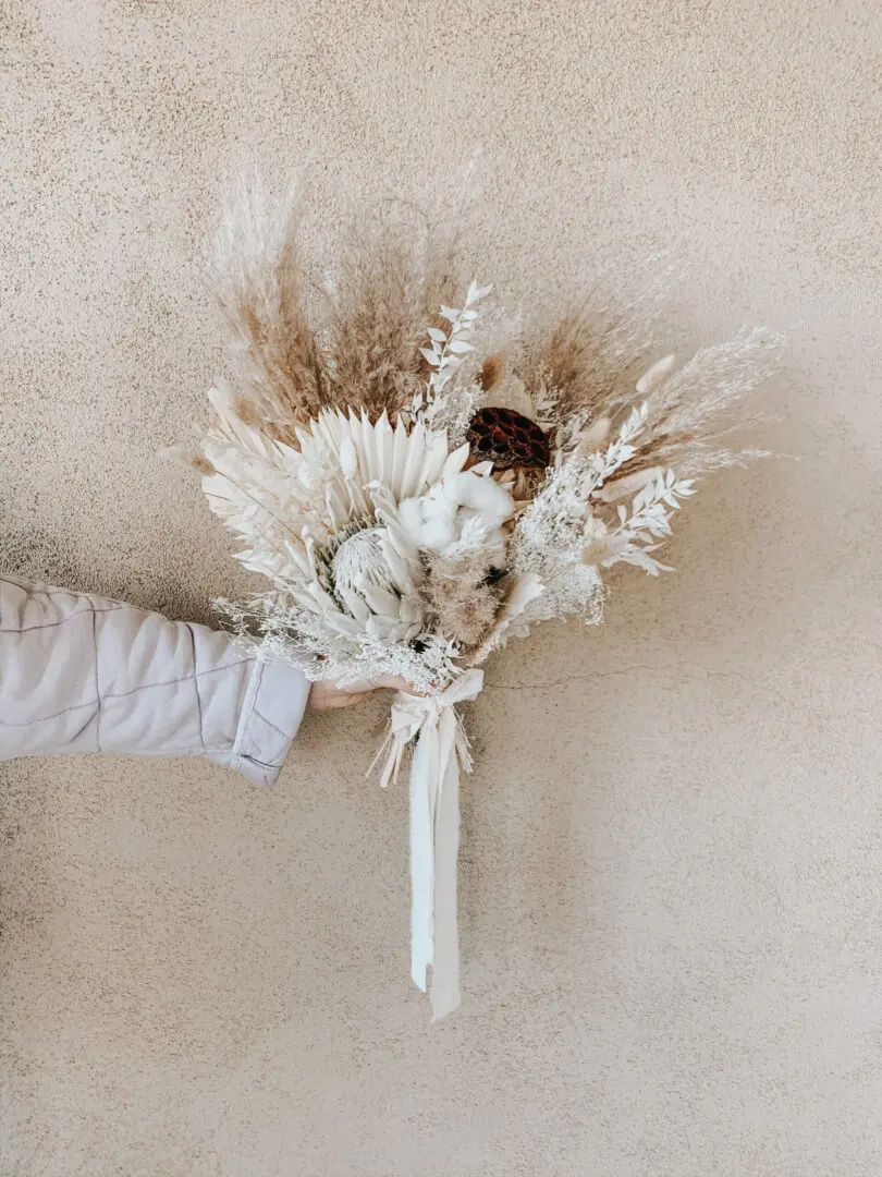 Where to find flowers for dried flower arrangements and the best flowers to choose. Pampas grass, bunny tail and protea flower arrangements || Darling Darleen Top Lifestyle Connecticut Blogger #driedflowerarrangments