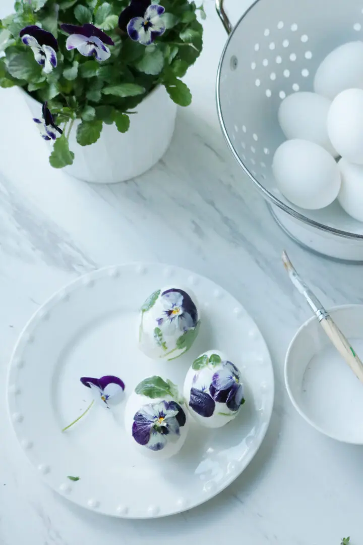 Decorate Your Easter Eggs this Year with Real Flowers and Foliage with this easy DIY flower Easter egg project || Darling Darleen