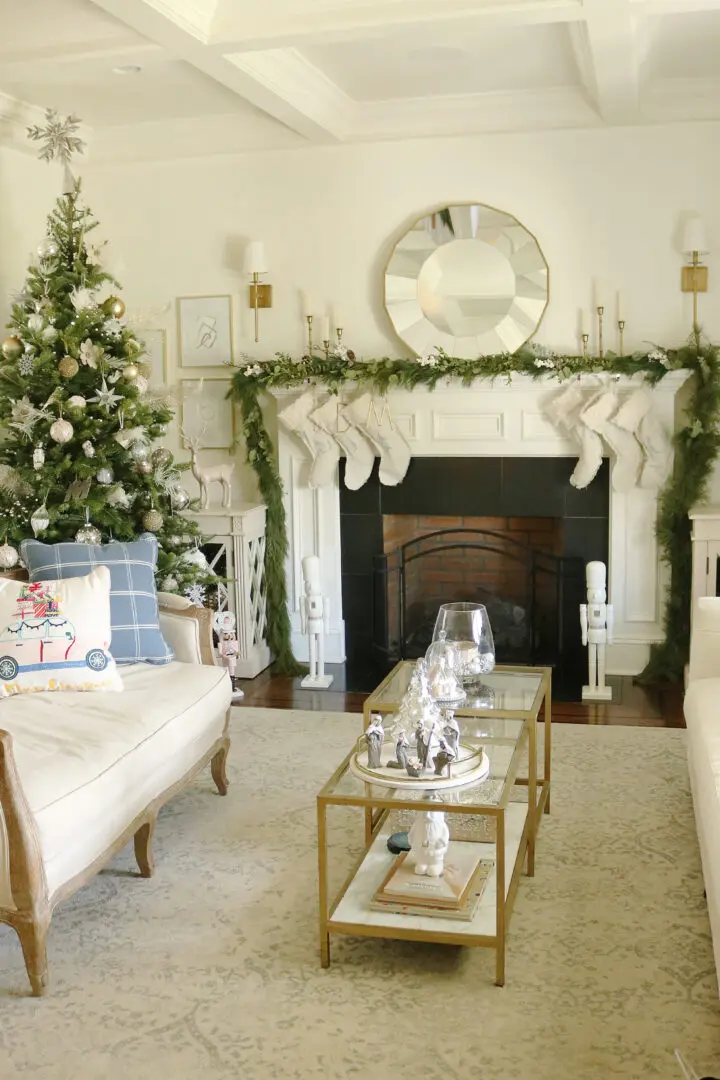 A Natural and neutral Christmas with gold, white and silver ornaments with a lot of fresh greenery || Darling Darleen Top CT Lifestyle Blogger