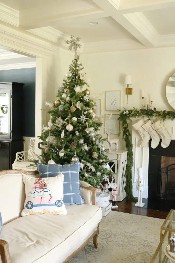 A Natural and neutral Christmas with gold, white and silver ornaments with a lot of fresh greenery || Darling Darleen Top CT Lifestyle Blogger