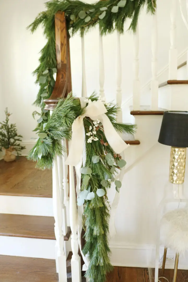 Do you decorate with Christmas fresh or faux greenery?Sharing tips on the pros/cons for decorating with one or the other with favorite resources. || Darling Darleen Top CT Lifestyle Blogger