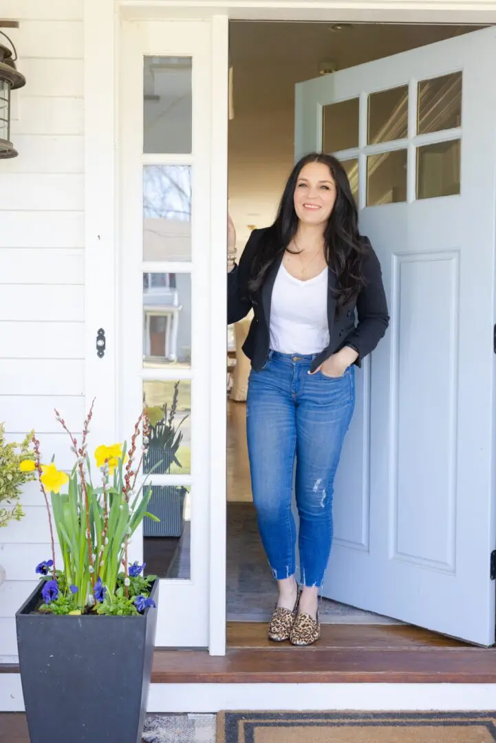 Daffodils and pansies are great flowers for early spring planter pots and will bring a happy welcome to guests coming to anyone's front door. || Darling Darleen Top Lifestyle CT Blogger #darlingdarleen #springflowers