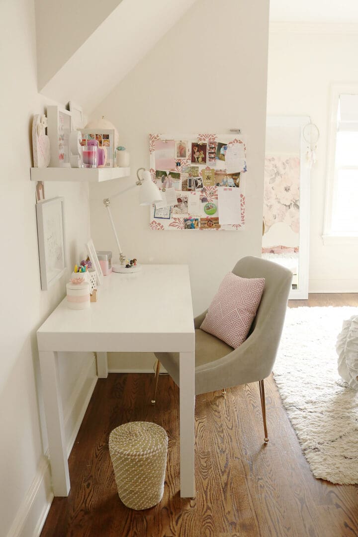 https://www.darlingdarleen.com/wp-content/uploads/2020/01/girl-teen-bedroom-white-desk-with-anthropologie-velvet-chair-pin-board-scaled.jpg