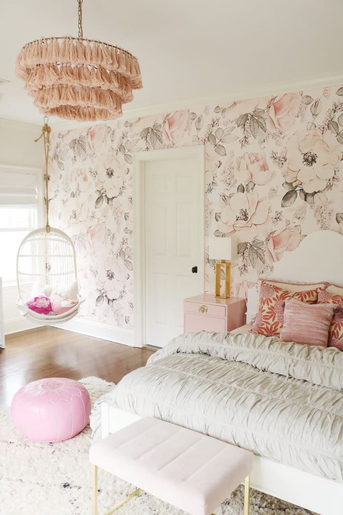 https://www.darlingdarleen.com/wp-content/uploads/2020/01/girl-teen-bedroom-with-tassel-chandelier-hanging-chair-floral-wallpaper-683x1024.jpg