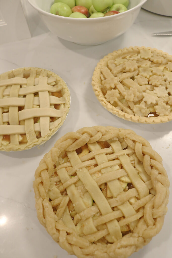 Best Apple Pie Recipe with a sweet cinnamon taste and perfect for your Thanksgiving feast while also pairing well with pumpkin pie. || Darling Darleen Top CT Lifestyle Blogger