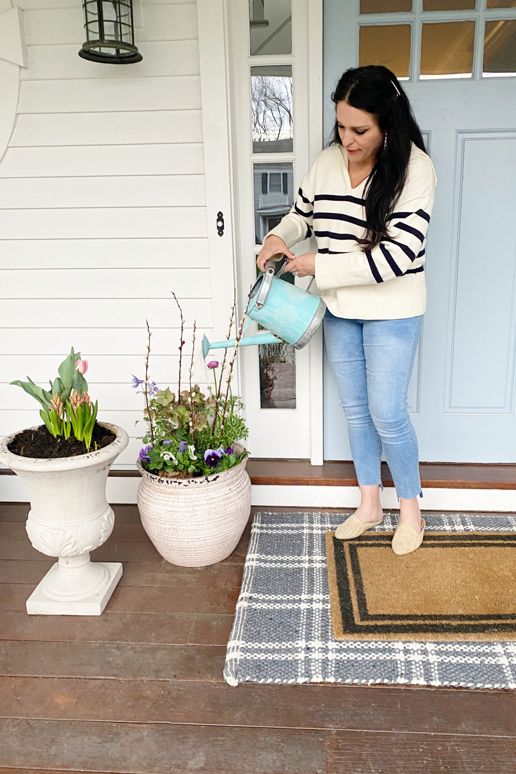 Pretty spring flowers are all over Connecticut, and planting them in my front porch pots has been such a joy and they are pretty spring flowers. || Darling Darleen TOP CT Lifestyle