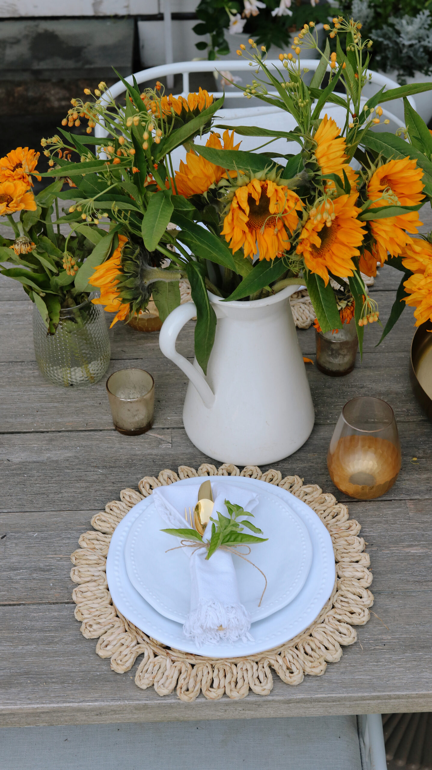Nothing celebrates the beginning of a fall season like an alfresco sunflower backyard dinner. Enjoying the last few evenings of warmth and light! || Darling Darleen Top Lifestyle CT Blogger