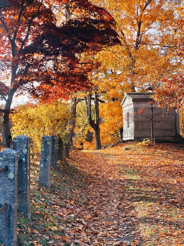 Your Guide to the Best Fall Activities Near Fairfield County, Connecticut in the month of October from pumpkin patches to haunted houses! || Sleepy Hollow Cemetery 